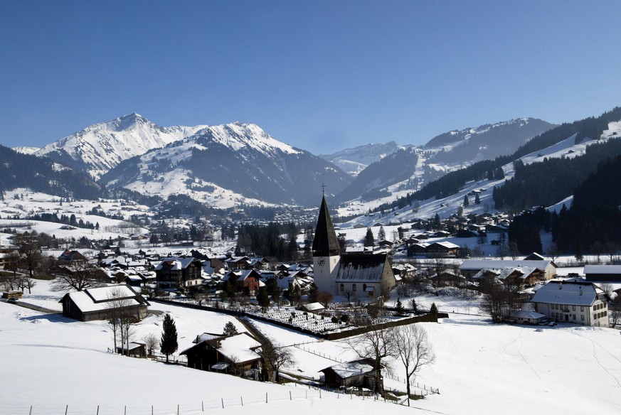 View onto the church of Saanen in the Canton of Berne with Gstaad in the background, Switzerland, pictured on February 14, 2004. (KEYSTONE/Yoshiko Kusano) 

Blick auf die Kirche von Saanen mit Gstaad  ...