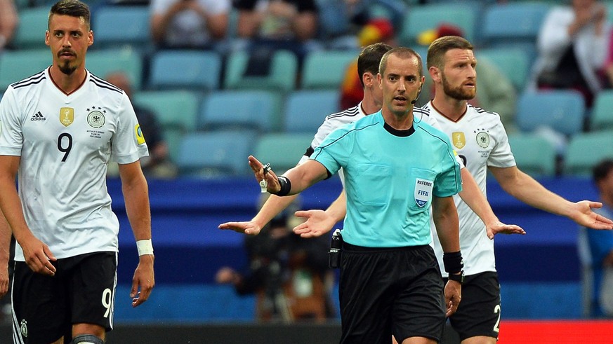 epa06037722 Referee Mark Geiger (2-R) of the USA waits for a video assistant referee (VAR) decision during the FIFA Confederations Cup 2017 group B soccer match between Australia and Germany at the Fi ...