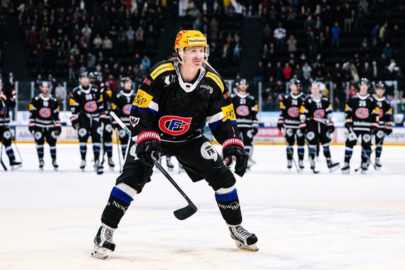 le top scorer PostFinance fribourgeois Marcus Sorensen, salue les supporter a la fin du match du championnat suisse de hockey sur glace de National League entre le HC Fribourg-Gotteron, HCFG, et le SC ...