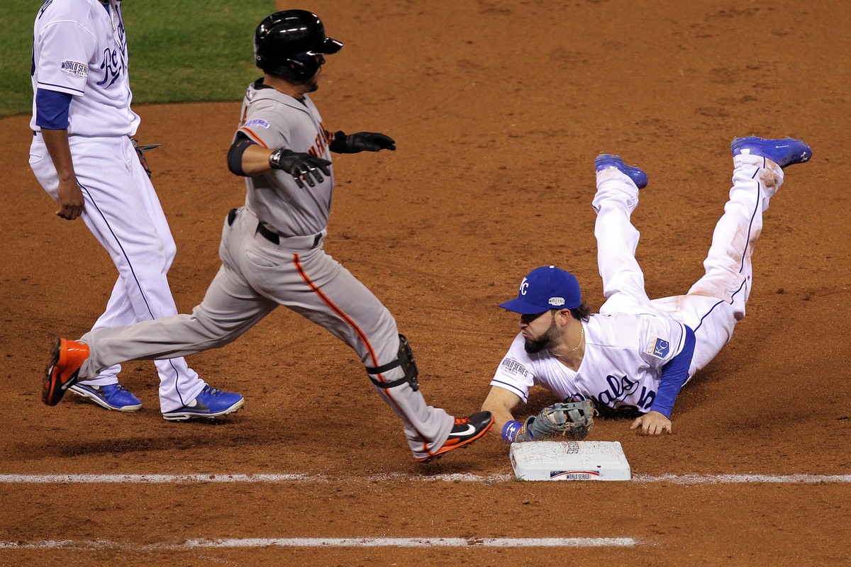 Kansas City's Eric Hosmerist vor&nbsp;Gregor Blanco an der Base.