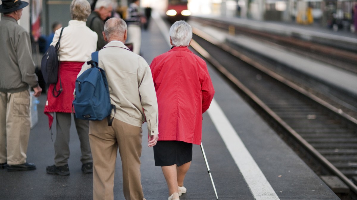 Travelling pensioners walk down a platform in the main train station in Zurich, Switzerland, pictured on September 29, 2009. (KEYSTONE/Gaetan Bally)

Reisende Senioren gehen am 29. September 2009 ein  ...