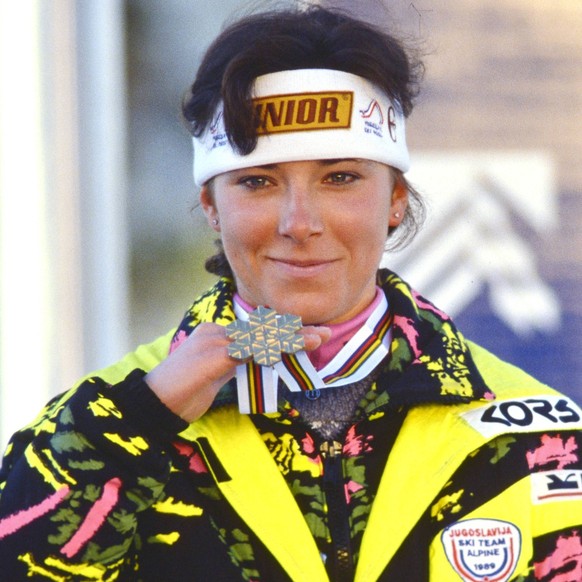 Ski WM 1989, Slalom Damen: Mateja SVET (JUG) SKI ALPIN SAISON 88/89 WM 1989 Vail Slalom Damen 07.02.1989 Mateja SVET (JUG) praesentiert ihre Goldmedaille. Vail Colorado USA *** Ski World Championships ...
