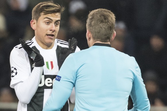 epa07227210 Juventus&#039; Paulo Dybala (C) and teammate Mario Mandzukic (L) talk to referee Tobias Stieler from Germany during the UEFA Champions League group H soccer match between BSC Young Boys an ...