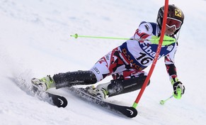 Ein ungewohntes Bild: Anna Fenninger mit Slalomstangen.