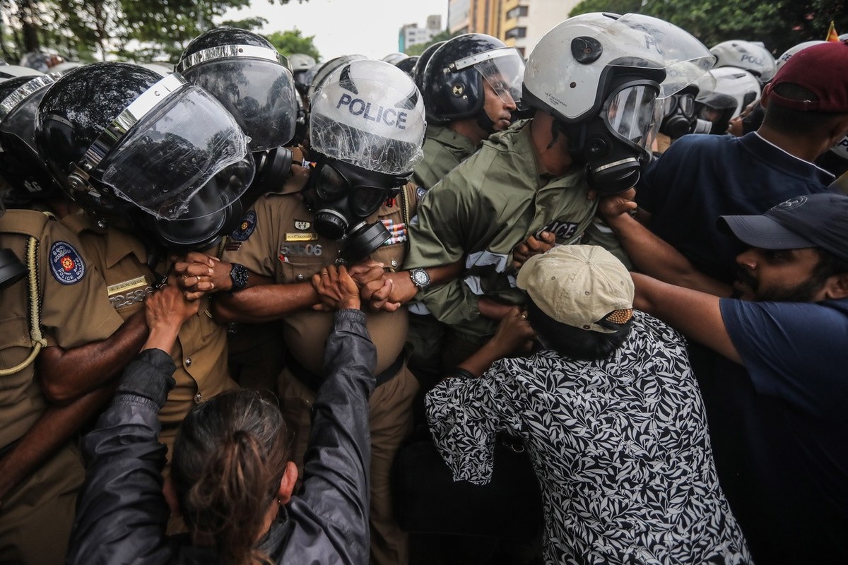 epa10281532 Opposition party supporters clash with police during an anti-government protest march in Colombo, Sri Lanka, 02 November 2022. Thousands of opposition party supporters and opposition lawma ...