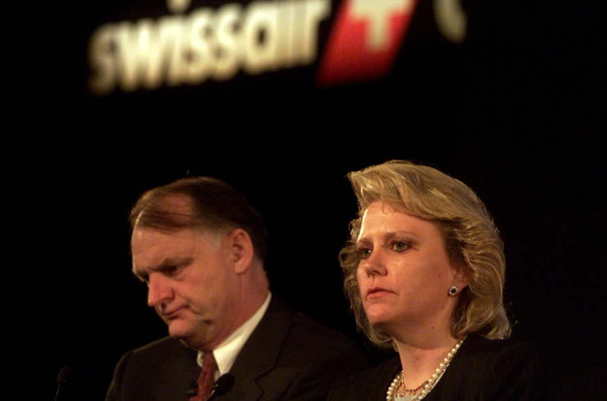 Im Juli 2001 befindet sich die Swissair schon längstens in Schieflage. Konzernchef Mario Corti und seine Finanzchefin Jacqualyn Fouse an einer Pressekonferenz in Zürich.
