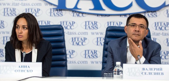 Valeri Selesnjnow, Vater des inhaftierten mutmasslichen Hackers und&nbsp;Anna Otisko, Partnerin von Roman Selesnjow, an einer Pressekonferenz im Juli.