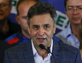 Gegenkandidat Aécio Neves gesteht seine Niederlage ein.
