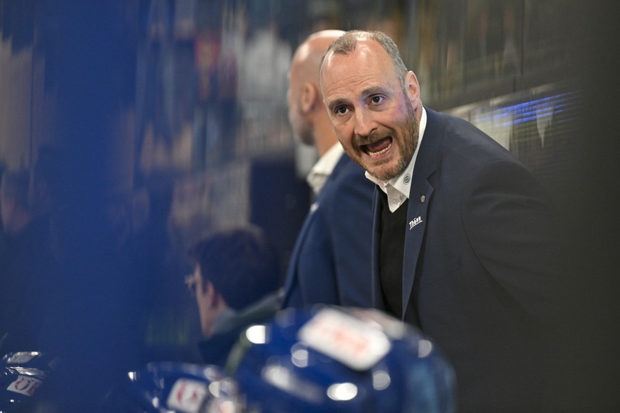 Der Davoser Head Coach Christian Wohlwend hinter der Bande feuert seine Mannschaft an, im Eishockey-Qualifikationsspiel der National League zwischen dem HC Davos und dem EV Zug, am Dienstag, 27. Septe ...