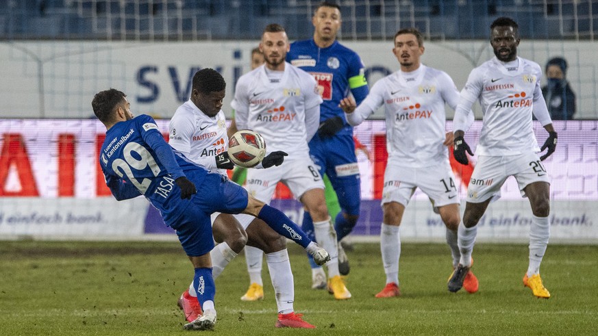 Varol Tasar, links, von Luzern im Spiel gegen Aiyegun Tosin, 2. von links, von Zuerich beim Super League Meisterschaftsspiel zwischen dem FC Luzern und dem FC Zuerich vom Mittwoch, 16. Dezember 2020 i ...