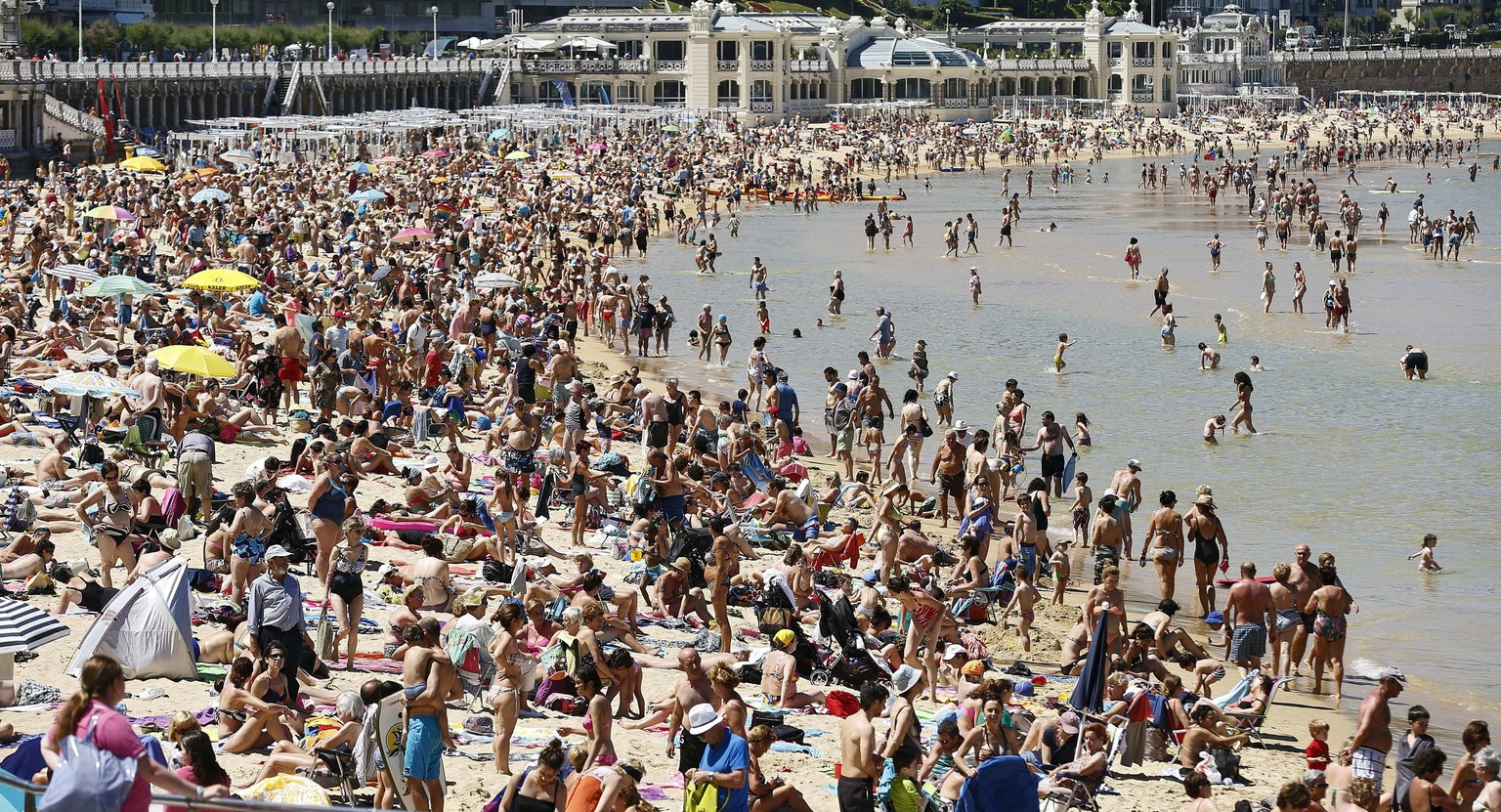 Der Stadtstrand von San Sebastián ist übervoll.