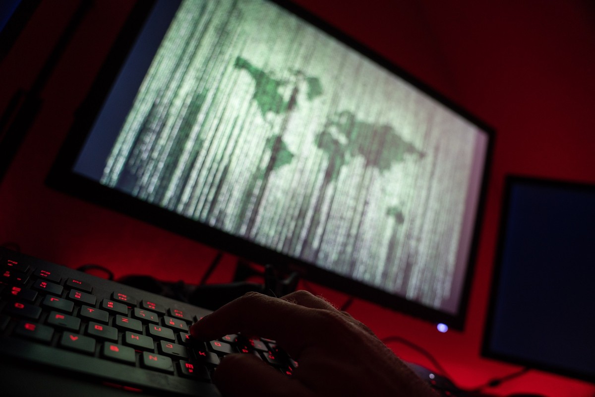 ILLUSTRATION - 29.04.2020, Bayern, Ebing: Ein Mann sitzt am Rechner und tippt auf einer Tastatur. (zu dpa: