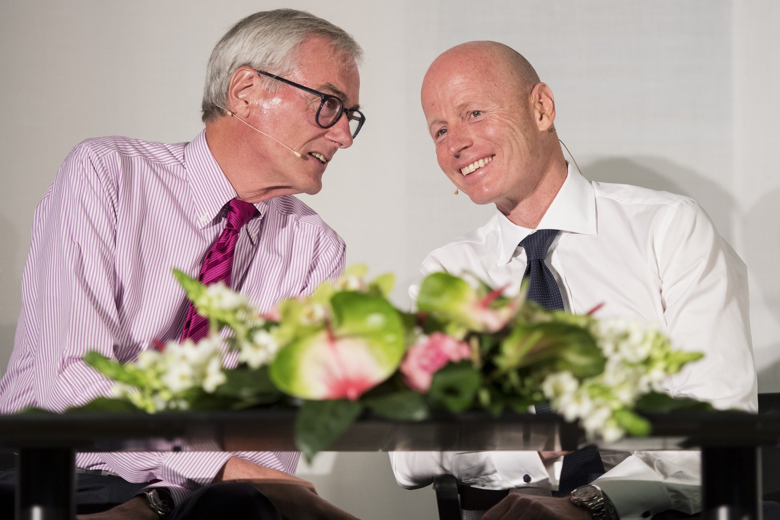 Verleger und Verwaltungsrats-Praesident Michael Ringier, links, spricht mit CEO Marc Walder, rechts, an der Bilanmedienkonferenz ueber das Geschaeftsjahr 2015 des Medienkonzerns Ringier, aufgenommen a ...