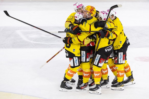 Die SCB-Spieler jubeln kurz vor Spielende ueber das Tor zum 5-5 im Eishockey Meisterschaftsspiel der National League zwischen dem EHC Biel und dem SC Bern, am Freitag, 31. Oktober 2025, in der Tissot  ...