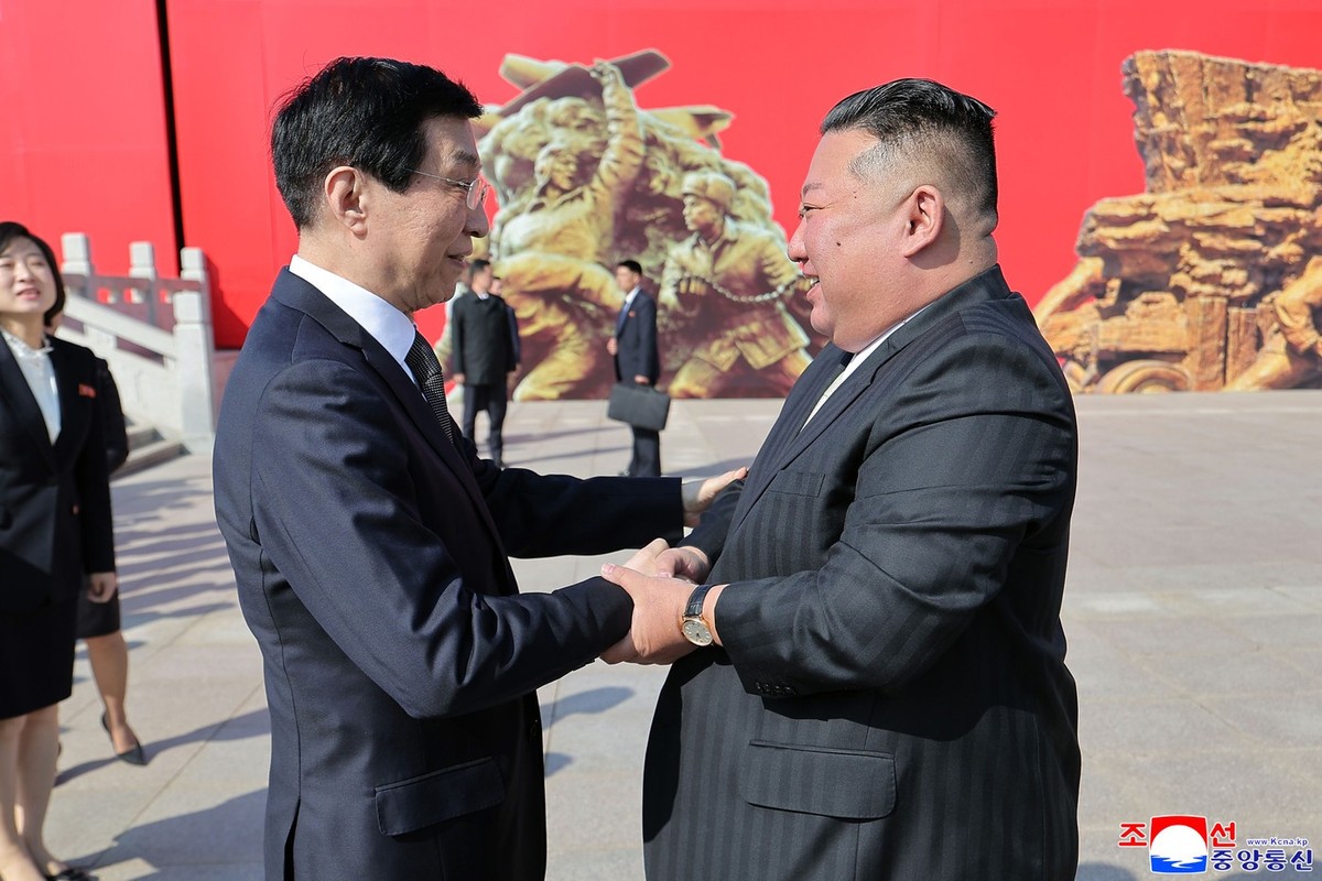 Des images que l'on ne devrait pas voir lors de la visite d'Ignazio Cassis: le dictateur nord-coréen Kim Jong-un (à droite) serre la main d'un haut représentant chinois.