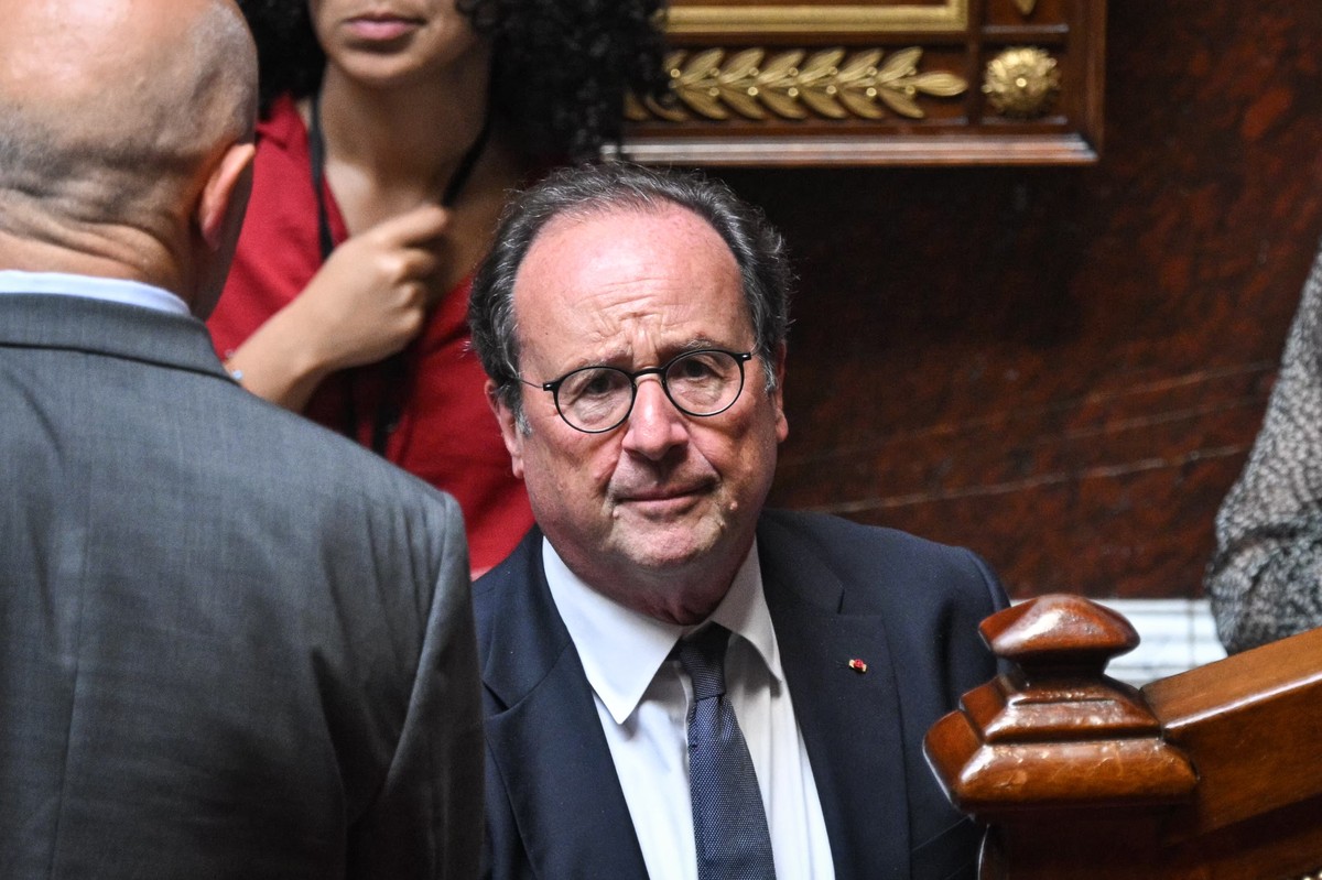 epa13011562 French MP for the Socialist Party and former French President Francois Hollande leaves the weekly session of questions to the government at the National Assembly in Paris, France, 20 May 2 ...