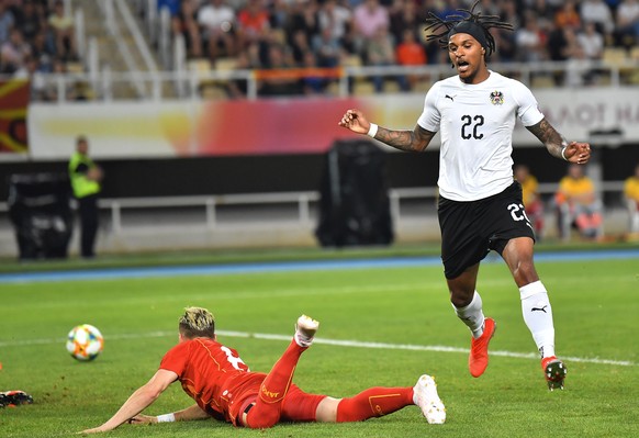 epa07639656 Austria&#039;s Valentino Lazaro (R) vies for the ball with North Macedonia&#039;s Ezgjan Alioski during the UEFA EURO 2020, Group G qualifying soccer match between North Macedonia and Aust ...