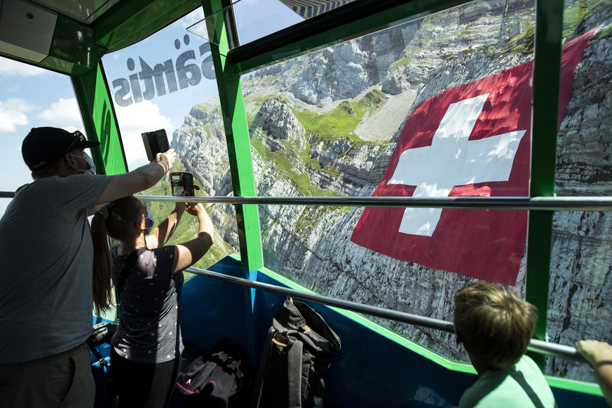 Die 80x80 Meter grosse Schweizerfahne haengt an einer Felswand unterhalb des Saentis und wird fotografiert, anlaesslich des Nationalfeiertags, am Freitag, 31. Juli 2020, auf der Schwaegalp. (KEYSTONE/ ...