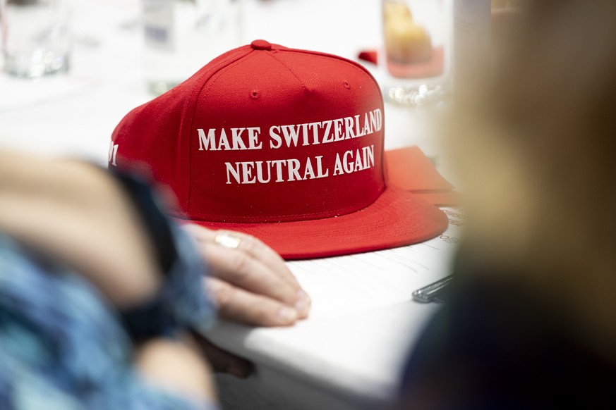Eine Kappe mit der Aufschrift "Make Switzerland Neutral Again" liegt auf einem Tisch waehrend der Rede von Alt Bundesrat Christoph Blocher, bei der 4. Mitgliederversammlung von Pro Schweiz,  ...