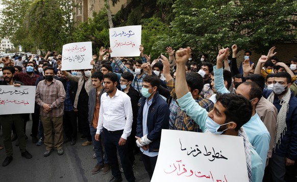 Iranische Studenten protestieren vor der schwedischen Botschaft in Teheran gegen die Koran-Verbrennung.
