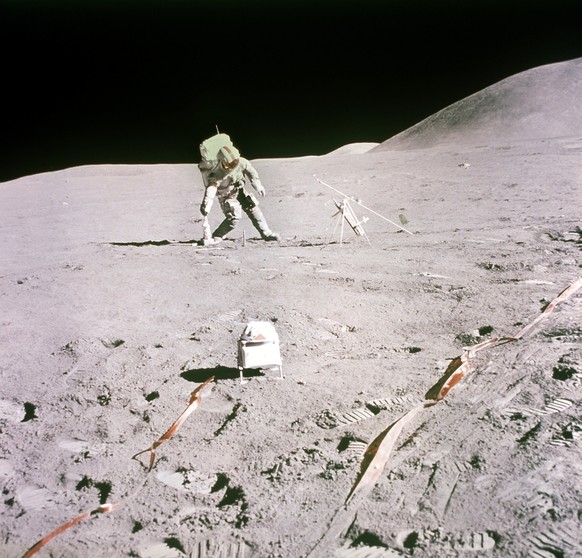 Astronaut David R. Scott der Apollo 15 bei Bohrungen auf dem Mond.