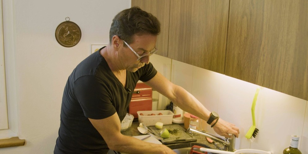 Der Sänger Florian Ast stellte bei «SwissDinner» seine Künste am Herd wie auch seine Qualitäten als Gastgeber unter Beweis. Er lud jedoch nicht zu sich nach Hause, sondern zu seinem besten Freund Fred ...