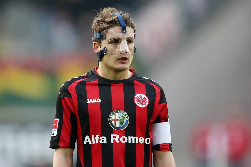 Pirmin SCHWEGLER (F) mit Maske Fussball 1. Bundesliga, 25. Spieltag, Eintracht Frankfurt (F) - SC Freiburg (FR) 1:4, am 16.03.2014 in Frankfurt/Deutschland.

Pirmin Schwegler F with Mask Football 1  ...