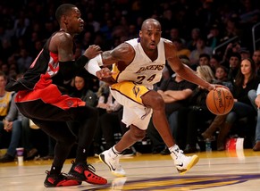 Kobe Bryant: Auch von Torontos&nbsp;Terrence Ross nicht aufzuhalten.