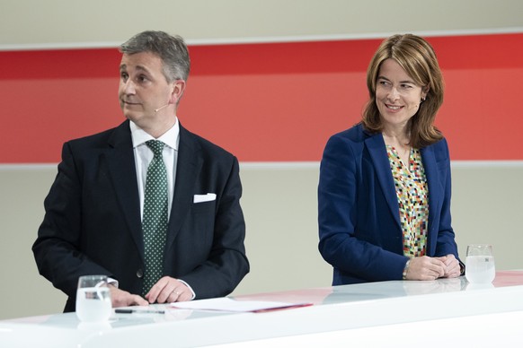 Die Parteipraesidenten Petra Goessi, FDP, rechts, und Marco Chiesa, SVP unterhalten sich vor der Elefantenrunde zu den Eidgenoessischen Abstimmungen, am Sonntag, 29. November 2020, in Bern. Die Schwei ...