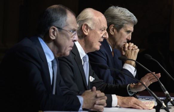 US-Aussenminister John Kerry (rechts) am Freitagabend bei einer gemeinsamen Pressekonferenz mit seinem russischen Kollegen Sergej Lawrow (links).