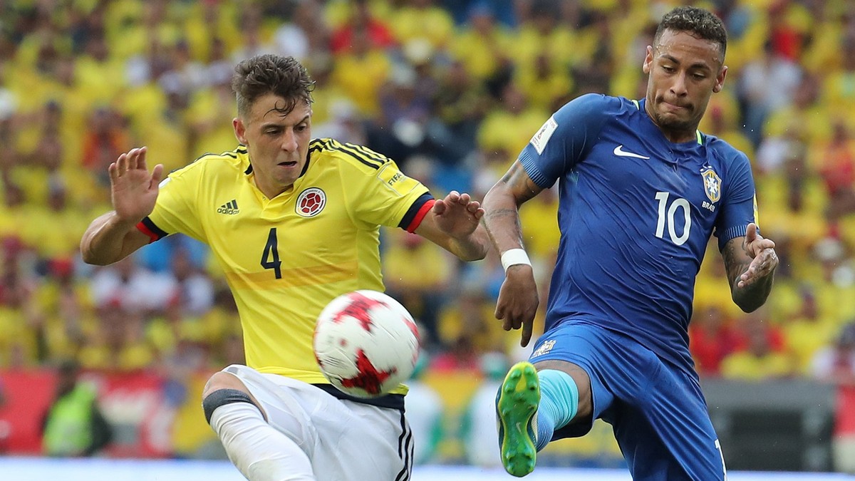 epa06186712 Colombia's Santiago Arias (L) fights for the ball with Brazil's Neymar (R), during the match during the FIFA 2018 World Cup qualifying soccer match between Colombia and Brazil in ...