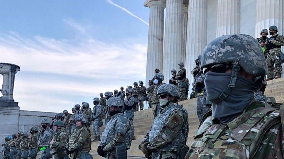 3 GrÃ¼nde, warum die SicherheitskrÃ¤fte des US-Kapitols versagten\nSo sah es in Washington Ã¼brigens wÃ¤hrend den BLM Demos aus.

So sieht white privilege aus.