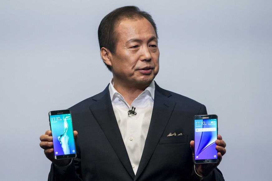Der Präsident und CEO von Samsung Electronics, J.K. Shin, mit den neuen Zugpferden, dem Galaxy S6 Edge+ und dem Galaxy Note 5.