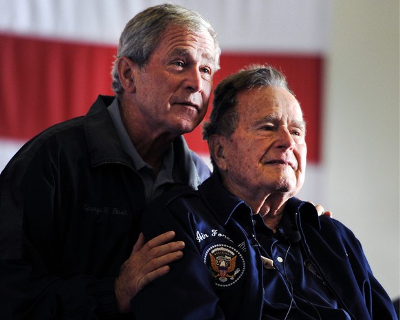 ARCHIV -- ZUM HEUTE VERSTORBENEN EHEMALIGEN US PRAESIDENT GEORGE BUSH, STELLEN WIR IHNEN FOLGENDES BILDMATERIAL ZUR VERFUEGUNG -- epa03259690 A handout photo provided by the U.S. Navy Media Content Se ...