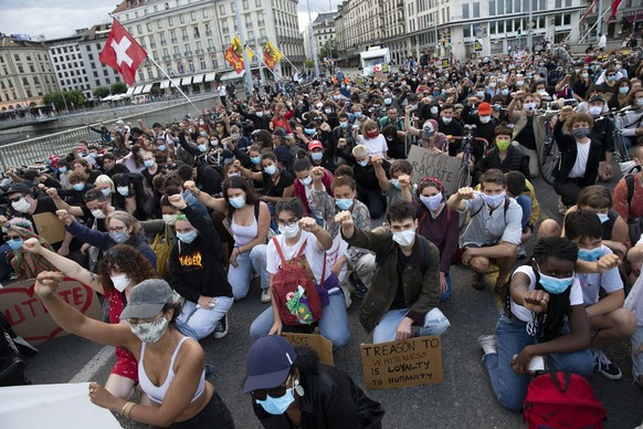 epa08525607 Several thousand demonstrators kneel as they take part in an anti-racism demonstration, against police violence, during a Black Lives Matter (BLM) protest, in Geneva, Switzerland, 03 July  ...