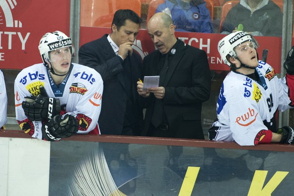 Berns Headcoach Guy Boucher, Mitte links, und Assistent Gary Sheehan, Mitte rechts, im Eishockey Meisterschaftsspiel der National League A zwischen dem EHC Biel-Bienne und dem SC Bern am Freitag, 28.  ...