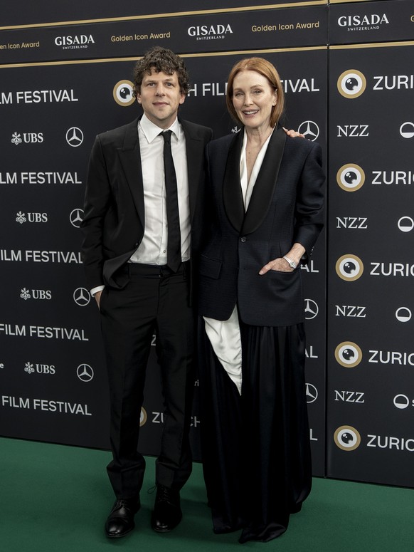 epa13263515 US actors Jesse Eisenberg (L) and Julianne Moore appear on the Green Carpet during the 22nd Zurich Film Festival (ZFF) in Zurich, Switzerland, 25 September 2026. The Zurich Film Festival r ...