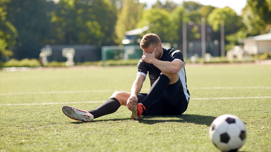 Fussballer verletzten sich oft: Hinter Handball und Eishockey ist beim Fussball das Risiko am höchsten.