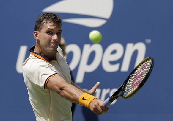 Grigor Dimitrov, of Bulgaria, returns a shot to Stan Wawrinka, of Switzerland, during the first round of the U.S. Open tennis tournament, Monday, Aug. 27, 2018, in New York. (AP Photo/Seth Wenig)