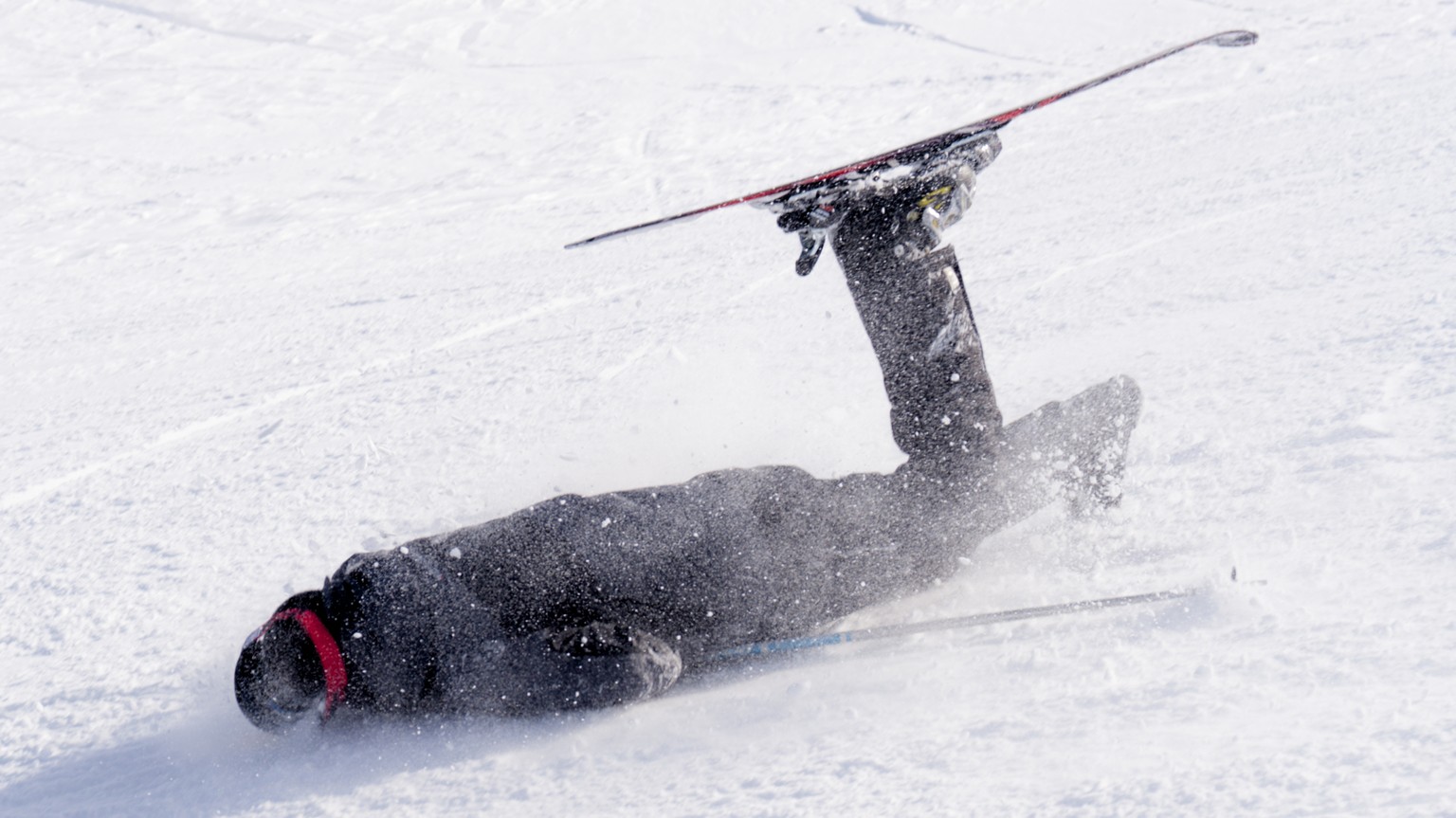 skifahren sturz ski fail facepalm crash beinbruch skiferien wintersport