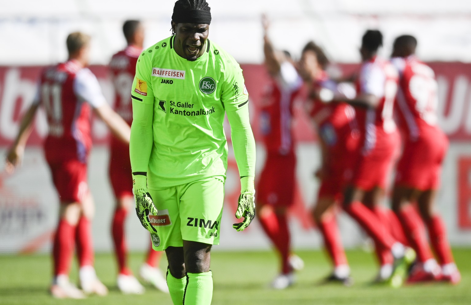 St. Gallens Torhueter Ati Zigi Lawrence nach dem Tor zum 0-2 durch Sions Guillaume Hoarau, im Fussball Super League Spiel zwischen dem FC St. Gallen und dem FC Sion, am Sonntag, 9. Mai 2021, im Kybunp ...