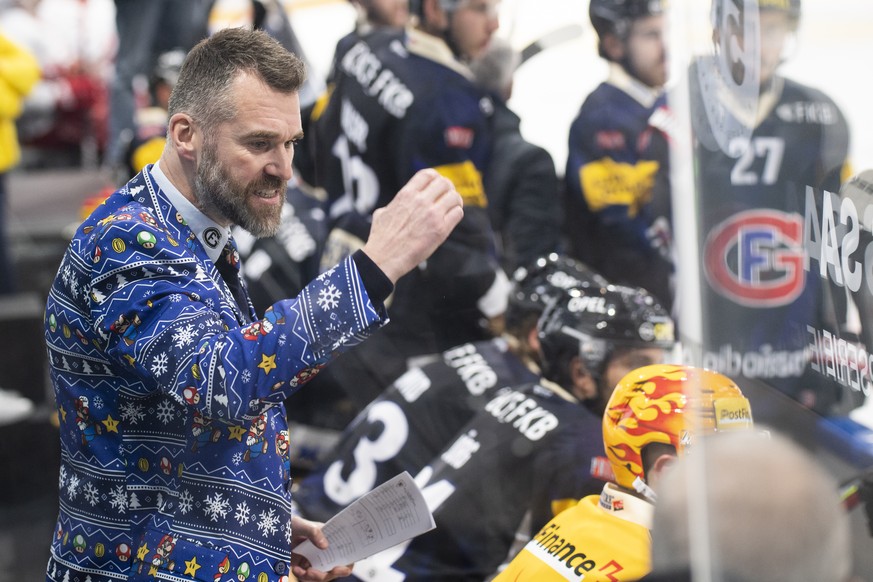 Fribourgs Head Coach Christian Dube, waehrend dem Meisterschaftsspiel der National League zwischen dem HC Fribourg-Gotteron und dem HC Lausanne, am Mittwoch 23. Dezember 2020, in der BCF Arena in Frib ...