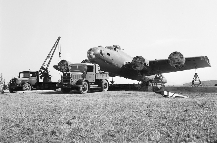 ARCHIVE --- VOR 75 JAHREN, AM 17. AUGUST 1943, MUSSTE IN UTZENSTORF IM KANTON BERN EINE BOEING B-17 DER US-LUFTWAFFE NACH EINEM BOMBERANGRIFF IN SUEDDEUTSCHLAND NOTLANDEN. DAS EREIGNIS ZOG SCHAULUSTIG ...