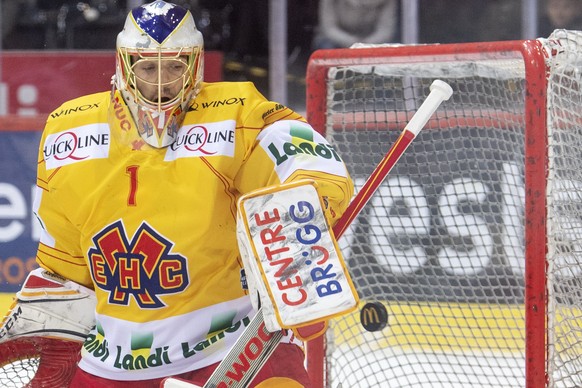 Biels, Goalie Jonas Hiller, waehrend dem ersten Playoff Halbfinalspiel der National League, zwischen dem SC Bern und dem EHC Biel, am Dienstag 26. Maerz 2019 in der Postfinance Arena in Bern. (KEYSTON ...