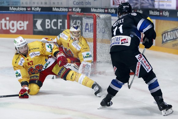 Biels Marco Maurer, vorne, und Torhueter Jonas Hiller verteidigen gegen Fribourgs Killian Mottet, im Eishockey Meisterschaftsspiel der National League zwischen dem HC Fribourg Gotteron und dem EHC Bie ...