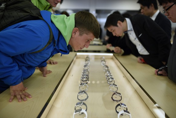 epaselect epa04698177 Visitors view Apple Watches on display at the Apple Store of Ginza shopping district in Tokyo, Japan, 10 April 2015. Customers and Apple products fans could try out the new weara ...