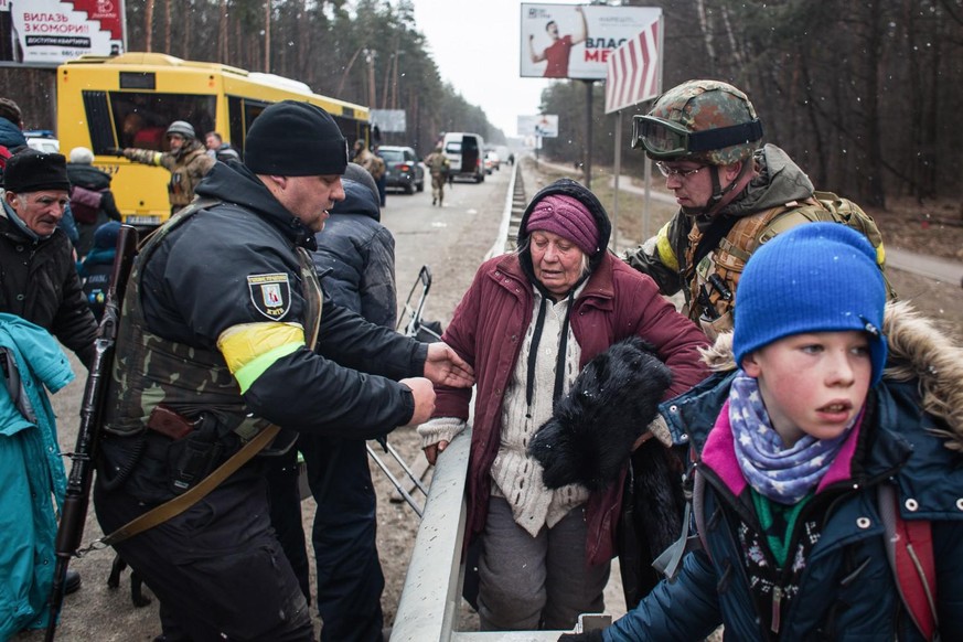 Irpin, Ukraine, Civilians leaving the city