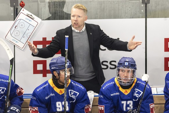 Zugs Samuel Guerra, Zugs Head Coach Michael Liniger und Zugs Mike Kuenzle, von links, im Spiel der Eishockey National League zwischen dem EV Zug, EVZ, und Lausanne HC am Freitag, 3. Oktober 2025 in de ...