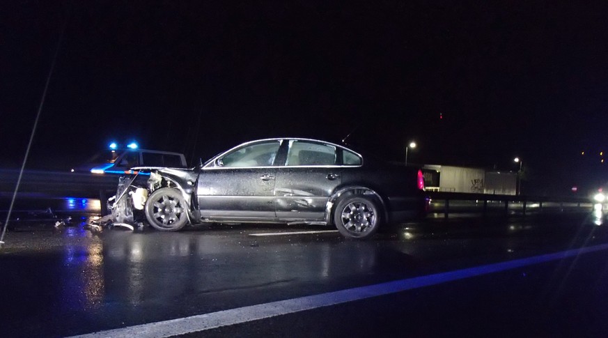 Auf der Höhe des Rastplatzes&nbsp;Mumpf auf der Autobahn zwischen Baden und Basel kollidierte ein Fahrzeug nach einer wilden Verfolgungsjagd mit der Leitplanke.