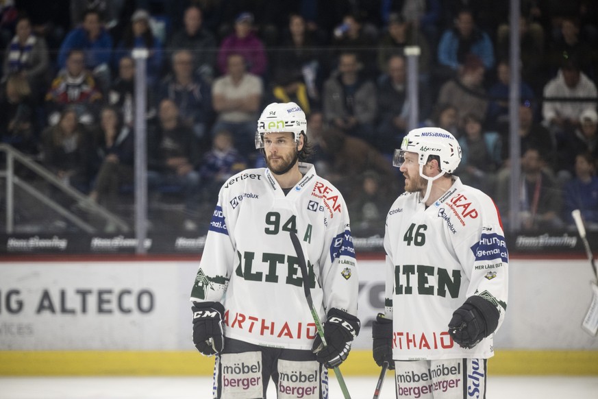 Olten Cedric Huesler, links, reagiert mit Daniel Eigenmann im fuenften Eishockey Playoff-Finalspiel der Swiss League zwischen den EHC Kloten und dem EHC Olten am Mittwoch 20. April 2022, in der stimo  ...